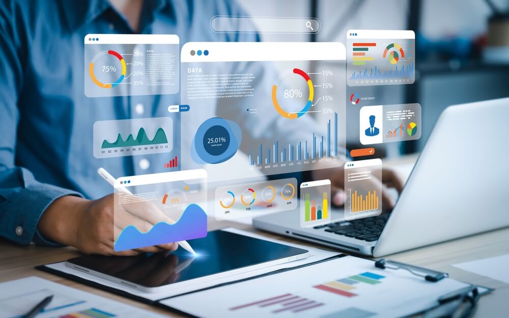 Equipo PyME creando contenido digital para atraer clientes con métricas en pantalla