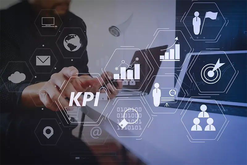 Panel de KPIs en laptop para gestión de impacto social en PyMEs