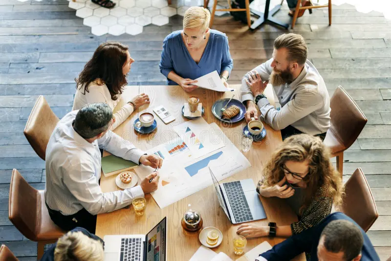 hombres de negocios que hacen frente concepto del planeamiento del gráfico del análisis de datos 87641793